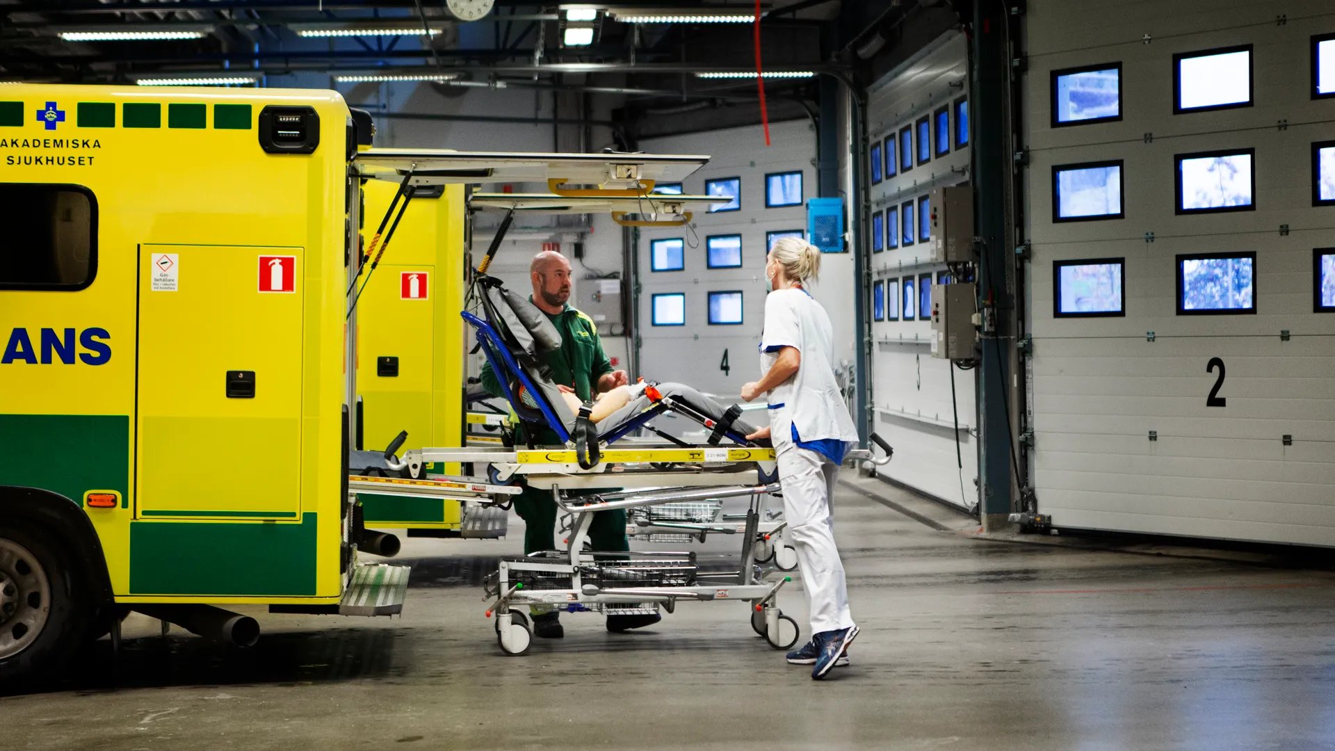 En man skjuter en bår i en lagerlokal.